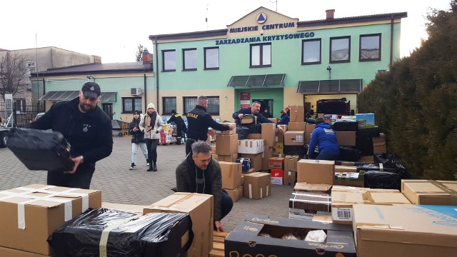 Mieszkańcy Ostrołęki błyskawicznie odpowiedzieli na apel prezydenta. Tak było w weekend, a dary zostały przekazane na granicę. Obecnie trwa zbiórka dla uchodźców, którzy przyjechali do Ostrołęki.