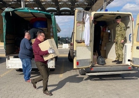 Rozładunek pomocy humanitarnej dla mieszkańców Kijowa