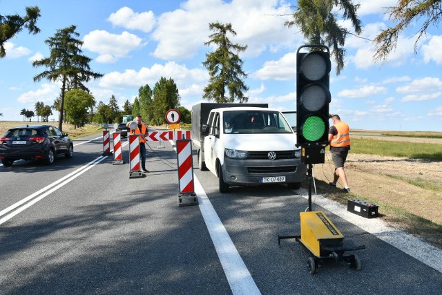 W poniedziałek 5 września zamknięto lewą połowę jezdni na drodze krajowej numer 73 w Pacanowie w powiecie buskim na odcinku o długości około 700 metrów. Wprowadzony został ruch wahadłowy sterowany sygnalizacją świetlną. Zobaczcie zdjęcia >>>