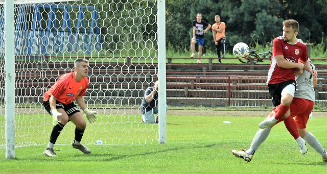 Derby ziemi wadowickiej V ligi piłkarskiej zachodniej Małopolski: Skawa Wadowice - Kalwarianka 1:1. Na zdjęciu: Szymon Żuk przed szansą zdobycia zwycięskiego gola dla Skawy. Uderzył tuż nad poprzeczkę.