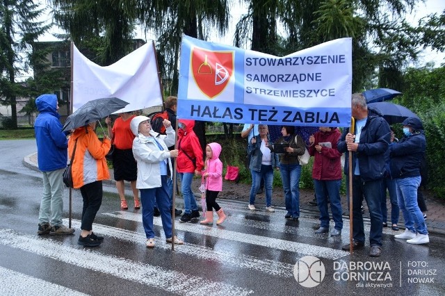 Stowarzyszenie Samorządne Strzemieszyce w sierpniu 2021 roku protestowało przeciwko brakowi bezpośredniej drogi do Euoterminalu. Tiry wciąż jeżdżą bowiem wąskimi, lokalnymi drogami pod oknami domów mieszkańców, ale decyzji w sprawie budowy łącznika nadal brakZobacz kolejne zdjęcia/plansze. Przesuwaj zdjęcia w prawo - naciśnij strzałkę lub przycisk NASTĘPNE