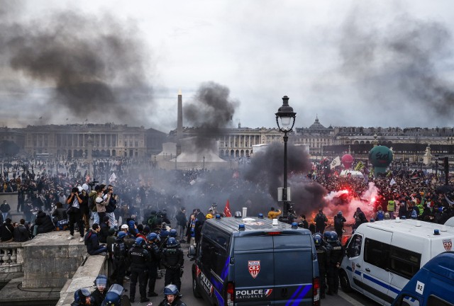 Tysiące osób protestujących przeciwko zmianom w systemie emerytalnym, Paryż, Placu Zgody 16.03.2023