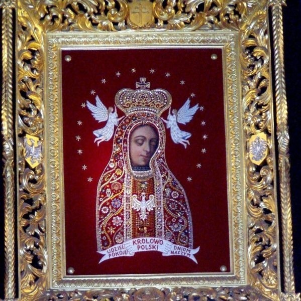 Ten obraz Matki Bożej Bolesnej Królowej Polski w sanktu-arium w Kałkowie, będzie koronowany 15 września, o godz.11, koronami,  które w środę poświęcił papież Benedykt XVI.