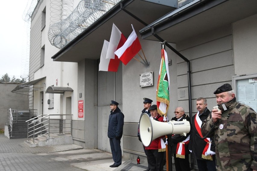 W Kielcach upamiętniono rocznicę wprowadzenia stanu wojennego. Były pieśni i wieńce [ZDJĘCIA] 
