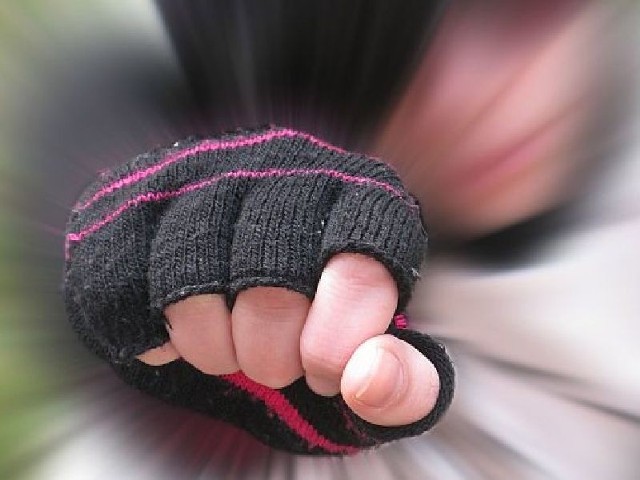 Napad przy Chrobrego. 17-latek zabrał pieniądze, piwo i chleb