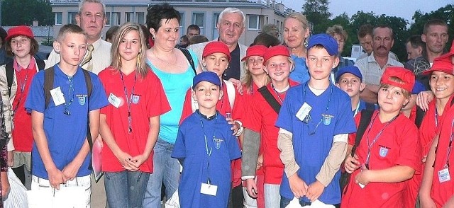 Blisko setka dzieciaków wyjechała w poniedziałkowy wieczór z Buska na kolonie do Pogorzelicy nad Bałtykiem.