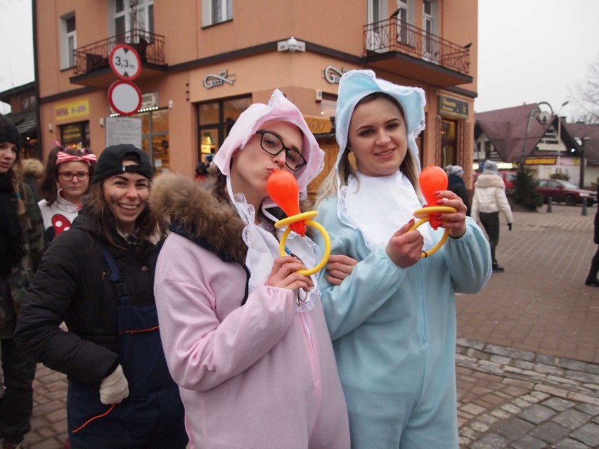 Zakopane. Maturzyści zatańczyli poloneza na Krupówkach [ZDJĘCIA,WIDEO]