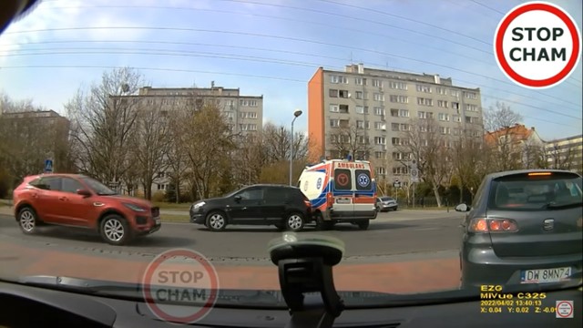 Zdarzenie zarejestrował inny kierowca, a film został umieszczony na znanym kanale YT, "Stop Cham". Poszkodowani zgłosili sprawę na policję.