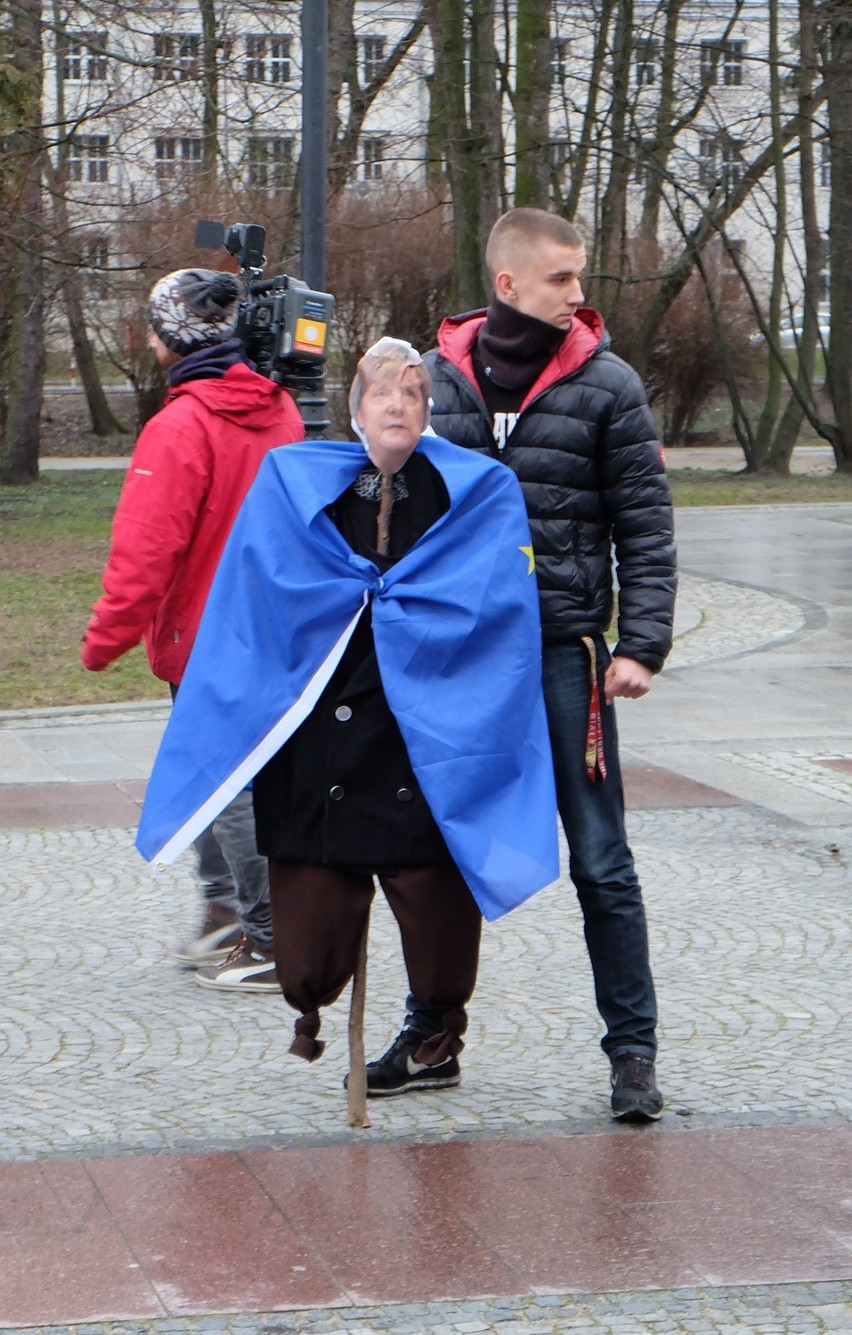 Młodzież Wszechpolska w Białymstoku spaliła kukłę kanclerz...