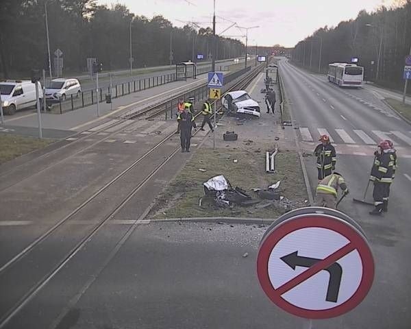 Zderzenie auta z autobusem w Bydgoszczy. Kierowca zbiegł z miejsca zdarzenia [zdjęcia]