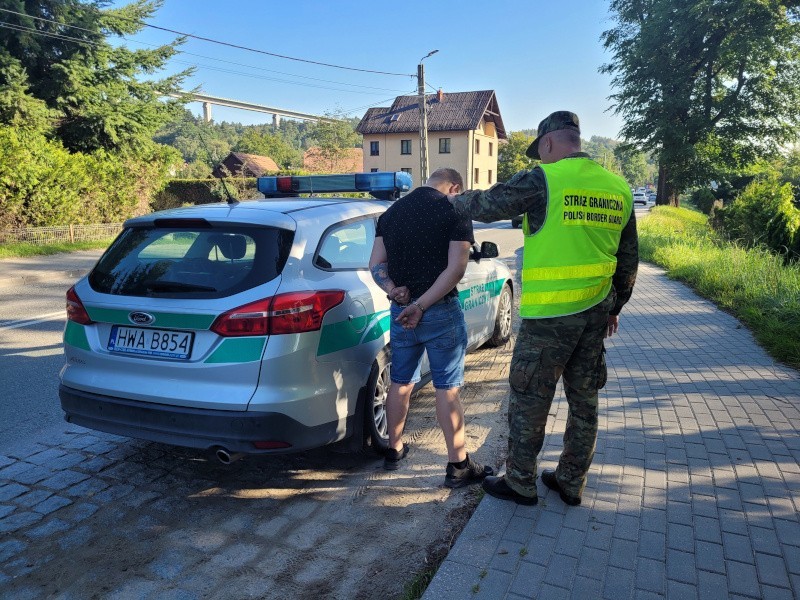 Funkcjonariusze z Placówki Straży Granicznej w...