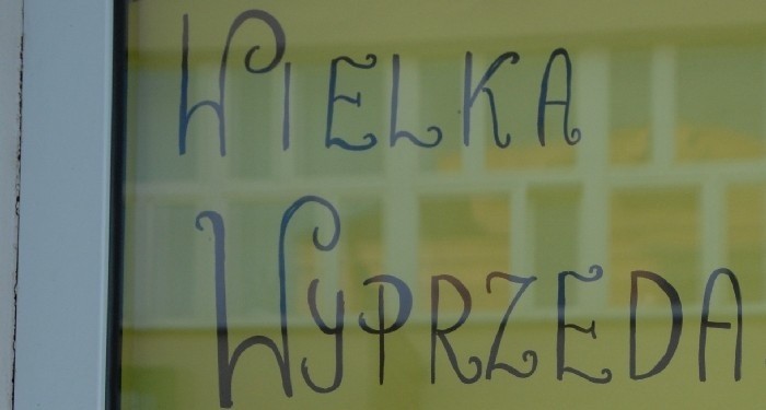 Polska języka być trudna! Zobacz jaki plakat można znaleźć w jednym z ostrołęckich sklepów