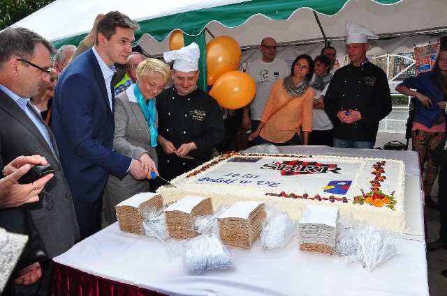 Na sandomierzan i turystów czekał ogromny urodzinowy tort.