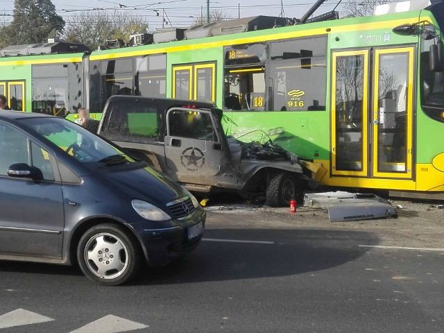 Wykolejony tramwaj, kierowca uwięziony w aucie i uruchomione autobusy komunikacji zastępczej - to bilans zdarzenia, do którego doszło w sobotę przed godz. 11 na skrzyżowaniu ul. Jana Pawła II i Kórnickiej