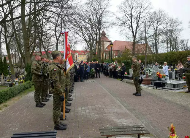 Obchody Dnia Pamięci Ofiar Zbrodni Katyńskiej na cmentarzu w Ustce w 2023 roku