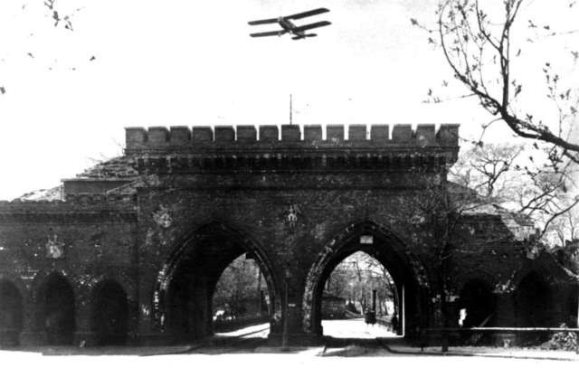 Tak wyglądała Brama Bydgoska, zanim w lutym 1921 roku roztrzaskał się o nią tramwaj