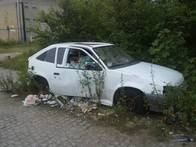 Opel-śmietnik stoi na terenie policji