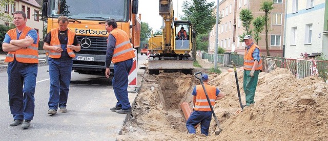 Prace przy remoncie ulicy Szczecińskiej. Prawie na całej jej długości zdjęto chodniki. 