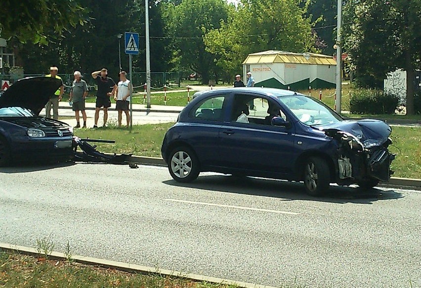 Dwa auta zderzyły się na ul. Wyszyńskiego w Zielonej Górze (zdjęcia)
