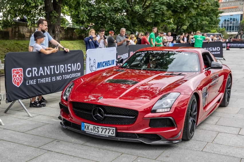 Kraków. Gran Turismo Polonia 2021: Supersamochody dotarły pod Wawel. Miliony na kółkach! [ZDJĘCIA]