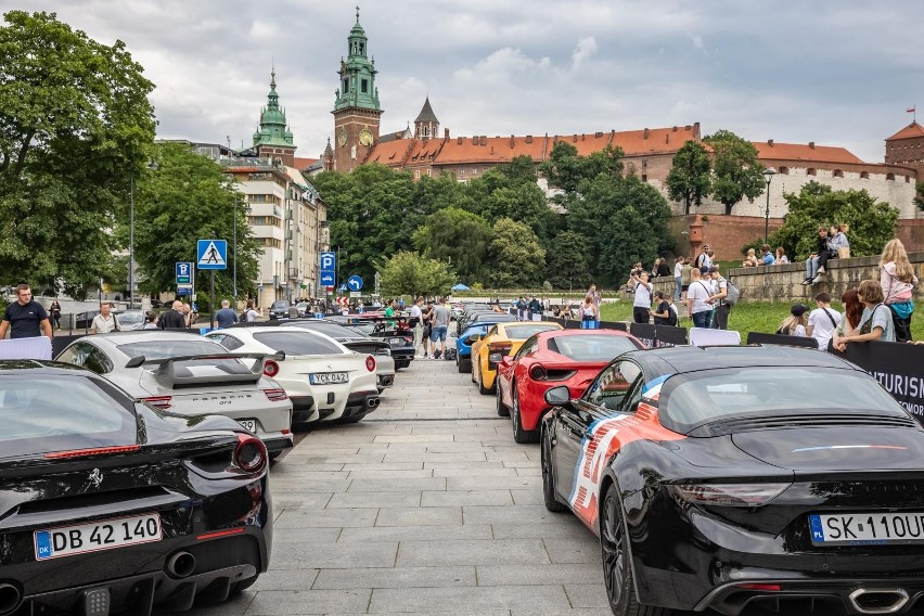 Kraków. Gran Turismo Polonia 2021: Supersamochody dotarły pod Wawel. Miliony na kółkach! [ZDJĘCIA]