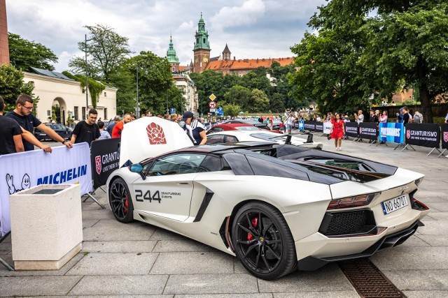 Trwa 17 odsłona imprezy Gran Turismo Polonia 2021. Supersamochody dotarły do Krakowa.