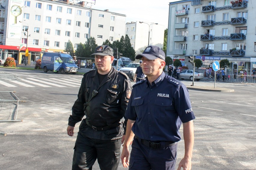 Na skrzyżowanie koło katedry wraca ruch pojazdów