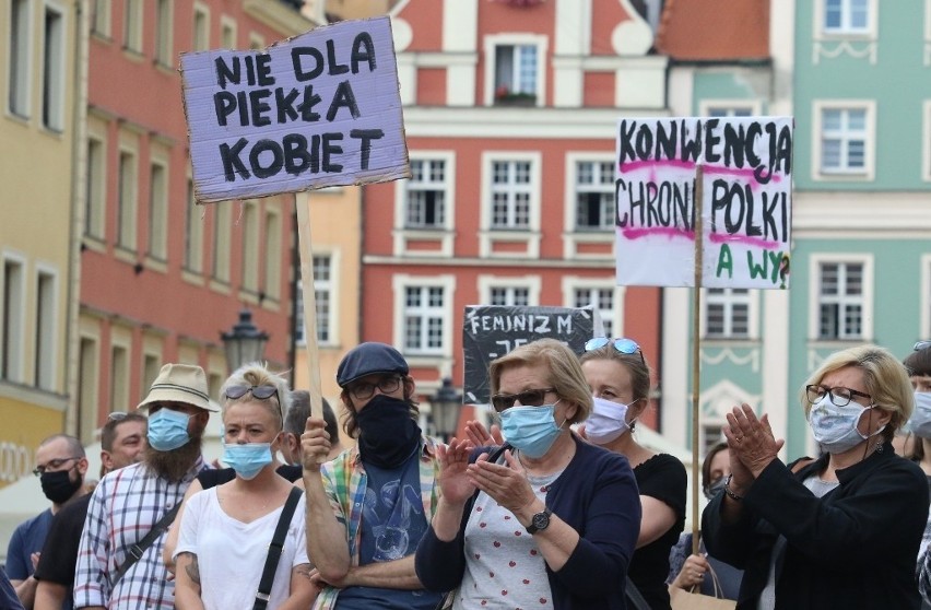 Na wrocławskim Rynku zgromadziło się dziś o godzinie 17.30...