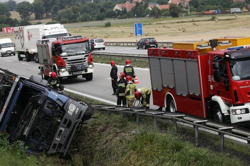 Po wypadku ciężarówki pod Legnicą, jezdnia w stronę...