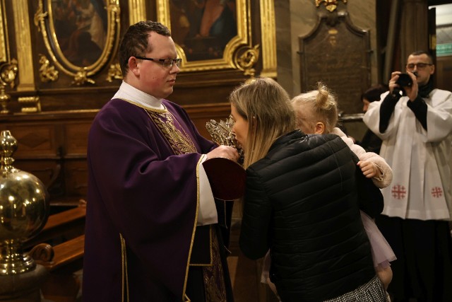 W sobotę po mszy świętej o godzinie 18 była możliwość ucałowania relikwii błogosławionej rodziny Ulmów.