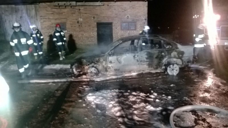 Pożar w Czarncy. Spłonęły dwa auta i skuter