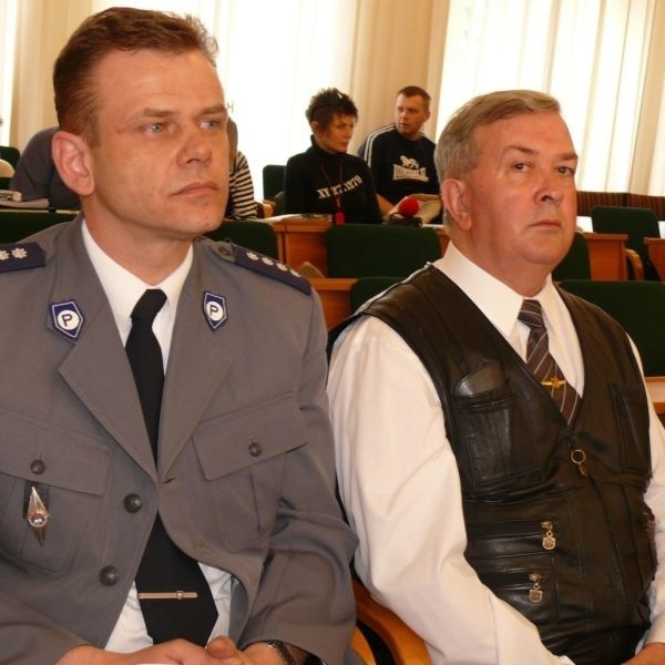 Na poniedziałkowej sesji Rady Miejskiej komendant policji Grzegorz Śmiech i komendant straży Stanisław Siemkowicz.