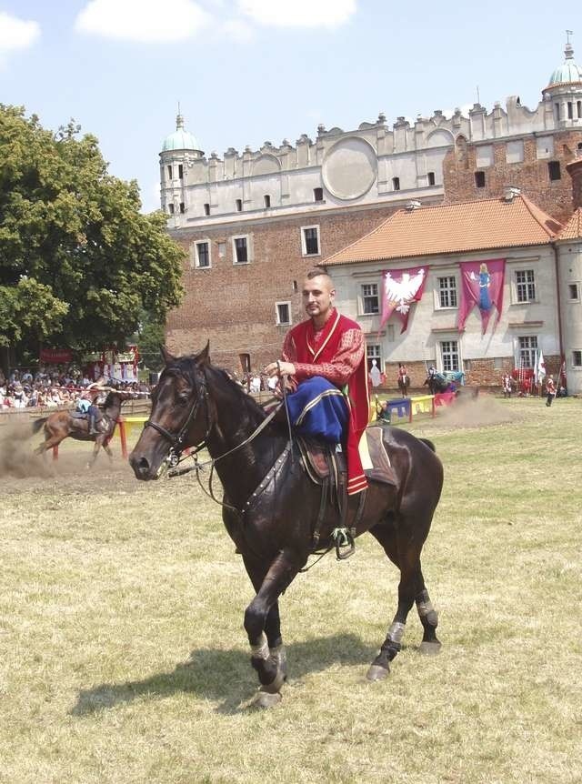 Zamek zaczęto budować pod koniec XVIII wieku. Dziś słynie z turniejów rycerskich. W najbliższy weekend odbędzie się tam Święto Królewny Anny