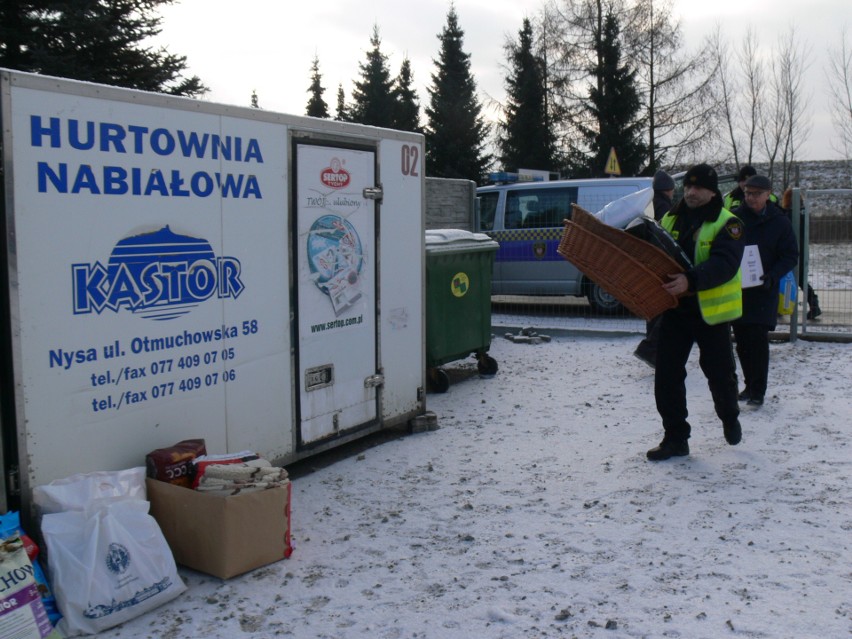 Podopieczni schroniska dla zwierząt w Sandomierzu dostali karmę, koce i kojce