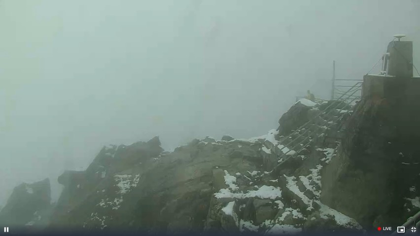 W Tatrach spadł śnieg. Biały puch zalega na szczycie Łomnicy w Tatrach Słowackich