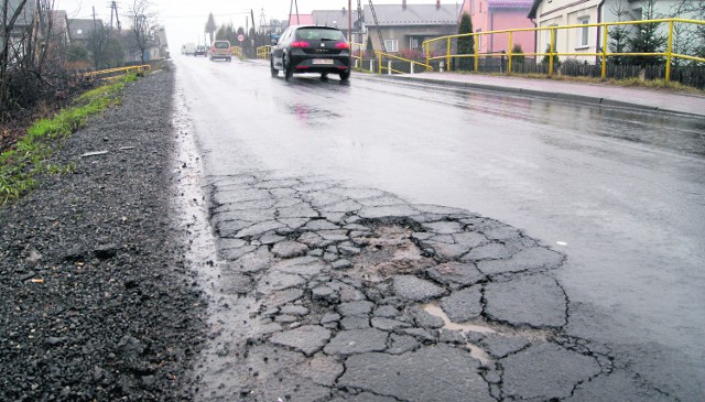 Pęknięcia na drodze nadal nie są usunięte i jest ich coraz więcej.