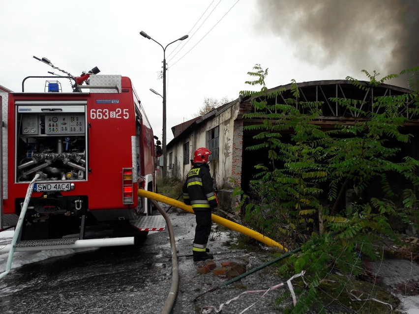 Pożar w Raciborzu Brzeziu: Płoną hale magazynowe zakładu...