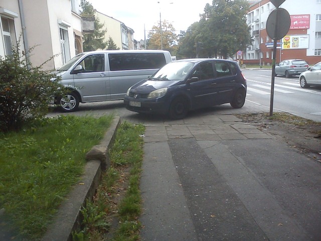 Renault zablokował przejście dla pieszych.