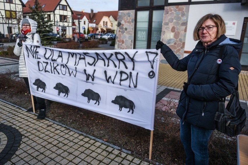 Protest w Puszczykowie przeciw odstrzałowi dzików w WPN