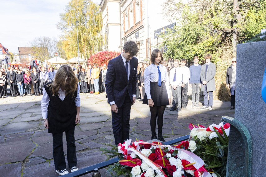 Młodzież i radni złożyli kwiaty pod pomnikiem poświęconym pamięci trzydziestu krakowian rozstrzelanych przez hitlerowców