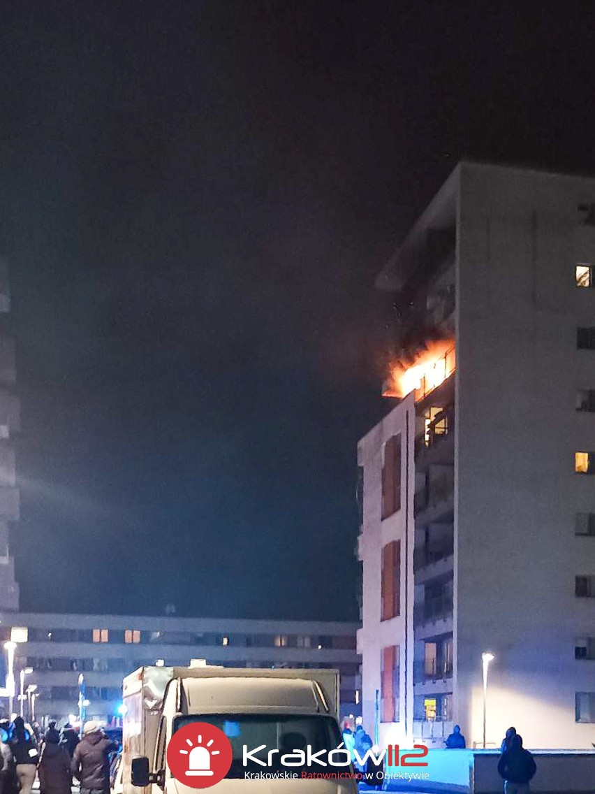 Kraków. Rozległy pożar w jednym z bloków mieszkalnych. Na miejscu jednostki straży pożarnej