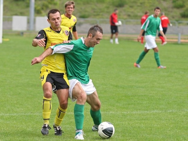 Paweł Klimek (zielony strój) będzie grał w Gryfie w napadzie. 