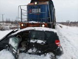 W Dąbrowicy w powiecie tarnobrzeskim samochód zderzył się z pociągiem. Dwóch mężczyzn jest rannych. Zobacz zdjęcia