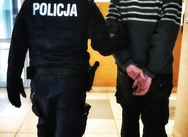 Podejrzewany został zatrzymany i trafił do policyjnego aresztu. Mundurowi gromadzą materiał dowodowy, który zadecyduje o ostatecznym kształcie zarzutu