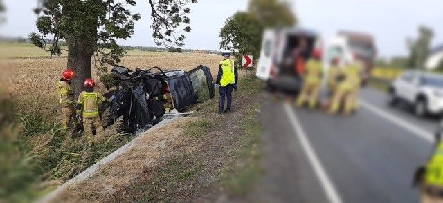 Po przybyciu na miejsce zdarzenia strażacy zastali leżący na boku w rowie samochód osobowy marki Citroen, który wcześniej uderzył w drzewo. W środku znajdowały się dwie uwięzione osoby.