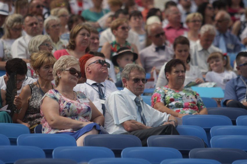 Kongres Świadków Jehowy na Stadionie Śląskim. Dzień 1. Wierni w Chorzowie przez trzy dni będą brać udział w spotkaniach ZDJĘCIA