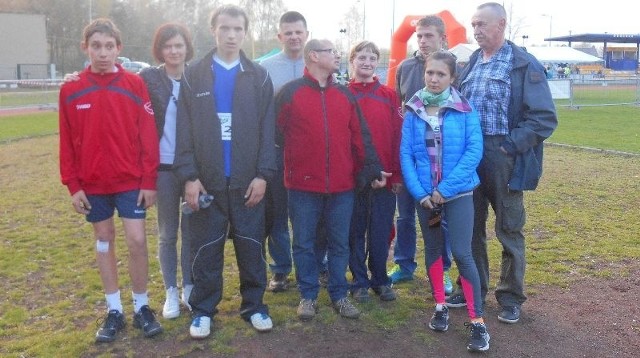 Uczniowie Specjalnego Ośrodka Szkolno - Wychowawczego w Baryczy z powodzeniem startowali w crossie w Ostrzeszowie. Na zdjęciu ze swoimi nauczycielami. 