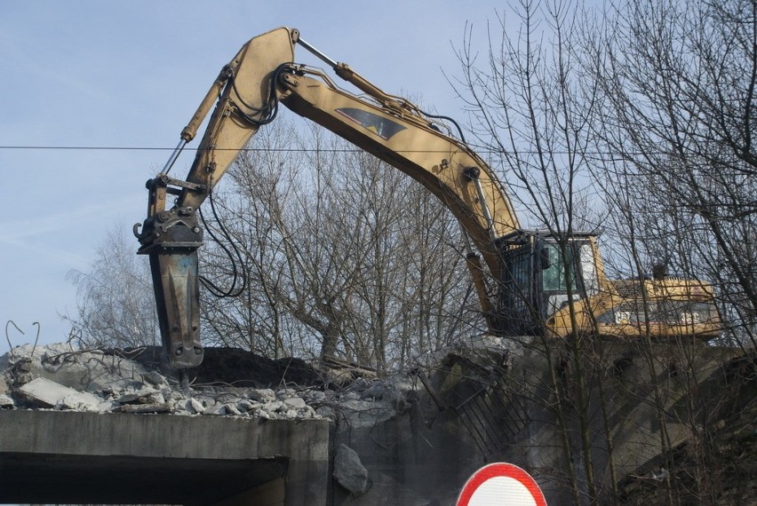 Trwa wyburzanie starego wiaduktu kolejowego nad ulicą...