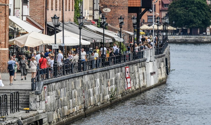 Tłumy spacerowiczów w Trójmieście 27.06.2020. Większość bez...