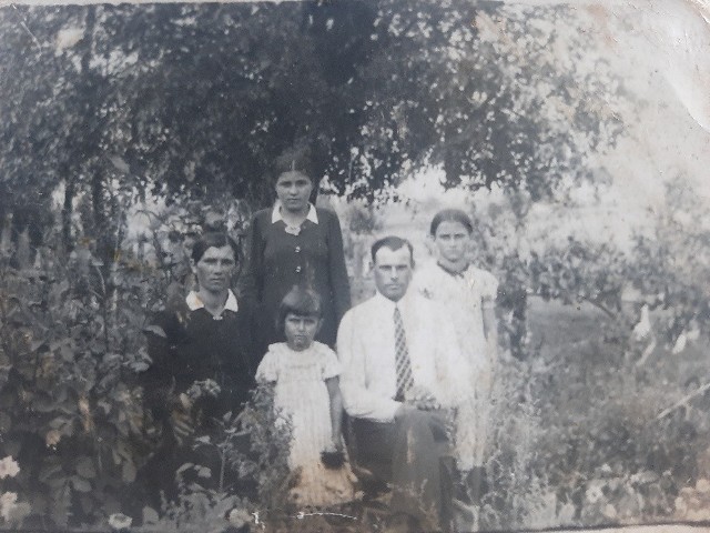 Świętocin na Wołyniu. Rok 1939. Zofia Kowalczyk (pierwsza z prawej) z rodzicami i rodzeństwem